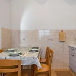 Guesthost - Comfy With Private Garden And Parking! Lägenhet *