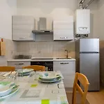 Guesthost - Comfy With Private Garden And Parking! Lägenhet Lucca