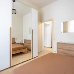 Guesthost - Comfy With Private Garden And Parking! Lägenhet *