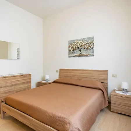 شقة Comfy With Private Garden And Parking!