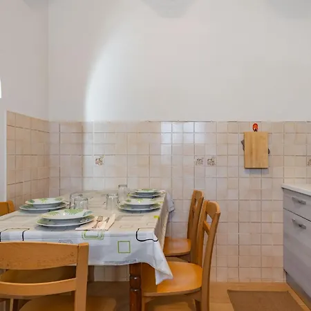 Comfy With Private Garden And Parking! شقة *