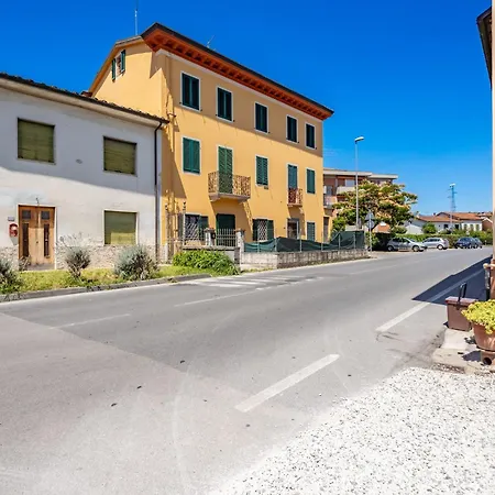 شقة Comfy With Private Garden And Parking! *