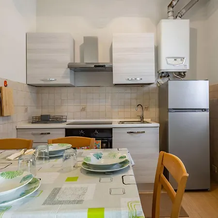 Comfy With Private Garden And Parking! شقة لوكا