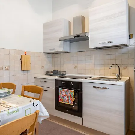 شقة Comfy With Private Garden And Parking! لوكا