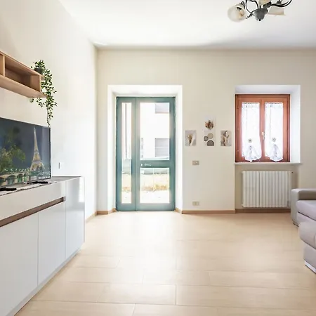 Comfy With Private Garden And Parking! * لوكا
