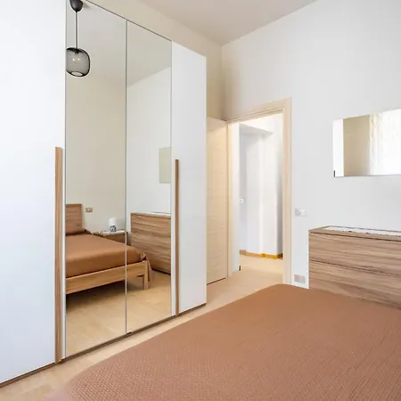 Comfy With Private Garden And Parking! شقة *