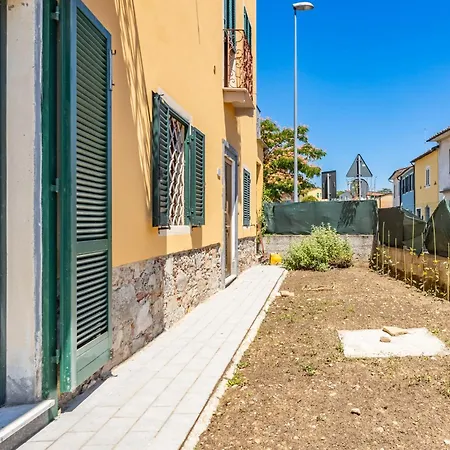 شقة Comfy With Private Garden And Parking! لوكا